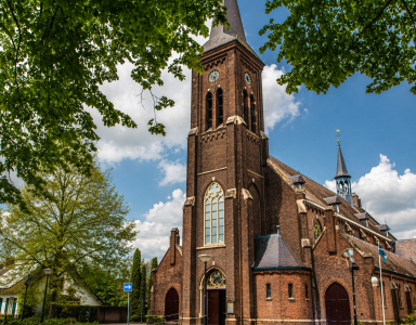 Historisch kerkje in een groene omgeving